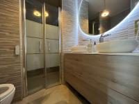 a bathroom with two sinks and a shower at Appartement Luxueux 3 pièces climatisé avec Terrasse, 5 couchages - 17ème Arrondissement de Paris in Clichy