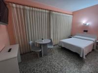 A bed or beds in a room at Hotel Cogullada