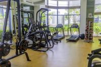 Fitness centrum a/nebo fitness zařízení v ubytování Elegant Apartment Amidst Vibrant Area With Balcony