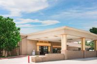 una gasolinera con un edificio en Travelodge by Wyndham Enid, en Enid