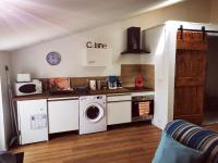 a kitchen with a washing machine and a washer at Appartement avec terrasse in Saint-Martin-de-Brômes