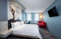 Ein Bett oder Betten in einem Zimmer der Unterkunft Park Plaza Berlin