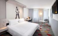 Ein Bett oder Betten in einem Zimmer der Unterkunft Park Plaza Berlin