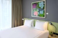 Ein Bett oder Betten in einem Zimmer der Unterkunft Park Plaza Berlin