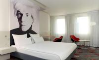 Ein Bett oder Betten in einem Zimmer der Unterkunft Park Plaza Berlin