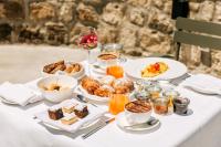 uma mesa coberta com pratos de comida e taças de vinho em Faro Punta Imperatore em Ischia