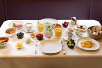 Una mesa con platos y cuencos de comida sobre ella. en Familienhotel Mateera Gargellen / Montafon, en Gargellen