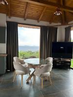 Televízia a/alebo spoločenská miestnosť v ubytovaní Golden Haven Luxe Bungalow Resort