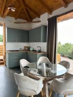 Kuchyňa alebo kuchynka v ubytovaní Golden Haven Luxe Bungalow Resort