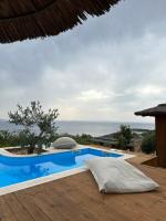 Bazén v ubytovaní Golden Haven Luxe Bungalow Resort alebo v jeho blízkosti