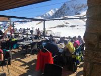 eine Gruppe von Menschen, die an Tischen in einem Restaurant sitzen in der Unterkunft Le Cosy Liberty in Ustou