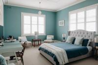 Un dormitorio con paredes azules y una cama y un escritorio. en The Westbury Dubbo, en Dubbo