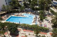 The swimming pool at or close to Hostal Cervantes