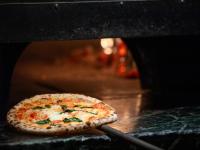 大阪市にあるグランドプリンスホテル大阪ベイのピザがオーブンから出てきた