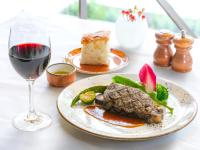 ホテルの敷地内または近くでの食事または食べ物