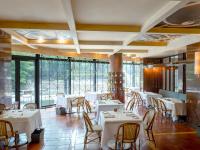 大阪市にあるグランドプリンスホテル大阪ベイの白いテーブルと椅子と窓のあるレストラン