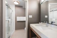 Courtyard by Marriott Toronto Vaughanにあるバスルーム