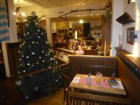 een kerstboom in een restaurant met een tafel bij Zum goldenen Hirsch am Paulaner in Höxter