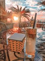 Una bebida sentada en una mesa de cristal con una cesta. en Khách sạn Phương Anh, en HÆ°ng YÃªn