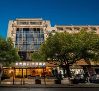 Un edificio alto con un cartel delante. en Hangzhou Lanshe hotel, en Hangzhou