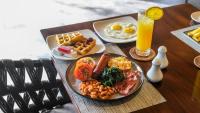 スミニャックにあるKayumas Seminyak Resortのテーブル(朝食用2皿、オレンジジュース1杯付)