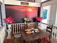 een tafel met borden eten op een balkon bij สถานตากอากาศบางปู สมุทปราการ Bang Pu Recreation Center Samut Prakan in Ban Bang Pu