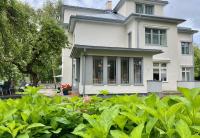 Una casa con plantas verdes al frente. en Vanapargi Apartments, en Pärnu