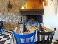 una mesa en un restaurante con chimenea en Hôtel L'Oustalet, en Font-Romeu-Odeillo-Via