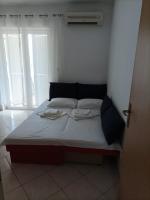 Posteľ alebo postele v izbe v ubytovaní Apartment Agava, 200m from Kamenjak, own terrace, garden and parking, new kitchen