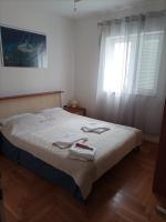Posteľ alebo postele v izbe v ubytovaní Apartment Agava, 200m from Kamenjak, own terrace, garden and parking, new kitchen