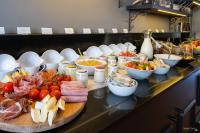 un buffet avec de nombreux types de nourriture différents sur un comptoir dans l&#39;établissement Le Champlain, à La Rochelle