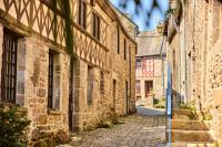 an alley in an old town with stone buildings at Bienvenue chez Tom in Lamballe