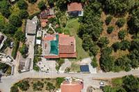 an aerial view of a house with a yard at Giourgas house in Chlomatianá