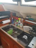 Kitchen o kitchenette sa D&eacute;tente insolite sur un bateau a Cabourg