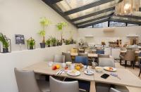 a dining room with a table and chairs at Jardin de Villiers in Paris