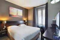 a hotel room with a bed and a window at Jardin de Villiers in Paris