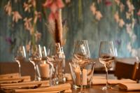 - une table en bois avec des verres à vin dans l'établissement Deutsches Haus Hotel Restaurant Gastwirtschaft Biergarten am Radweg Bermuthshain, à Bermuthshain