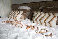 a bed with two rings on top of it at Bella Cruz - Charmant appt à Dinard in Dinard