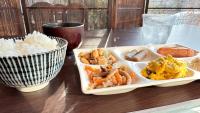 uma mesa com uma bandeja de comida e uma tigela de arroz em Global Resort Misen - グローバルリゾート弥山 em Hatsukaichi