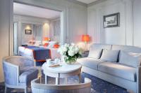 a living room with a couch and a bed at Splendid Etoile in Paris