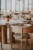 カイセリにあるヒルトン カイセリのダイニングルーム(テーブル、椅子、ワイングラス付)