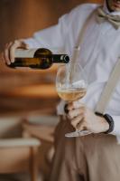 カイセリにあるヒルトン カイセリのグラスにワインを注ぐ男