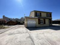 a building on the side of a dirt road at 2948-Maison 8 couchages 600m de la mer in Saint-Cyprien