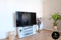 TV a/nebo společenská místnost v ubytování Bee Stays - Ambleside House