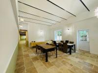 una sala da pranzo con tavolo e sedie di La Maison TILIA a Bessèges