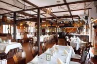 ein Esszimmer mit weißen Tischen und Stühlen in der Unterkunft Ankerhof Hotel in Halle an der Saale