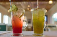 Dos cócteles sobre una mesa en La Das Treetops, en Kurseong