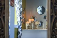 Un espejo en una habitación con espejos azules y blancos. en Monastery Hotel, en St. John's