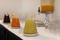 Un frasco de líquido verde sobre una mesa con vasos. en Blue Sea Le Printemps, en Marrakech