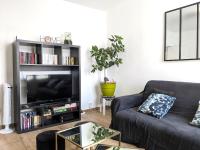 TV a/nebo společenská místnost v ubytování Grande maison rénovée à 7 min du métro